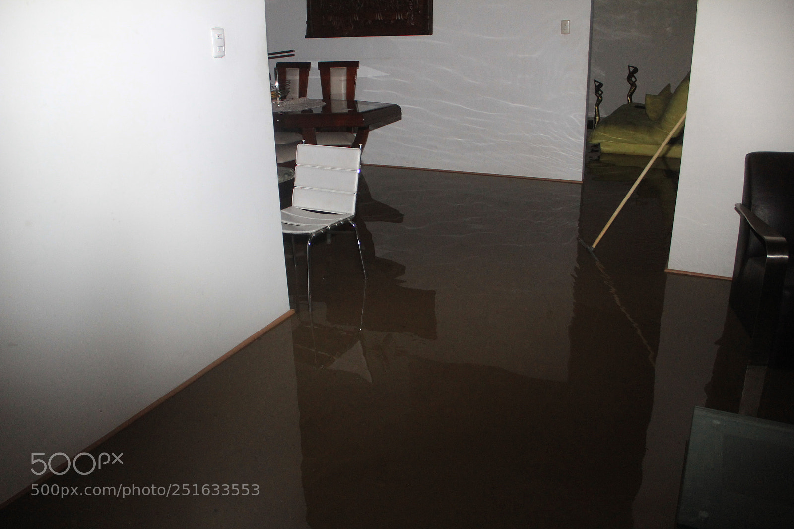 Canon EF-S 18-135mm F3.5-5.6 IS sample photo. Casa inundada por lluvias photography
