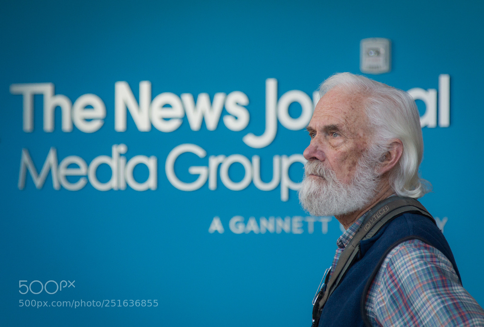 Canon EOS 70D sample photo. The news man photography