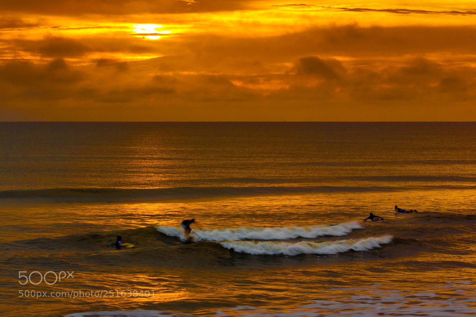 Canon EOS 1000D (EOS Digital Rebel XS / EOS Kiss F) sample photo. Morning surf photography