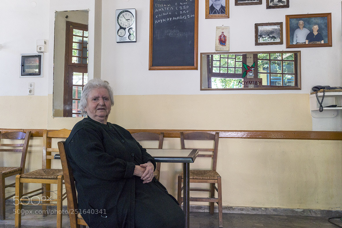 Sony SLT-A77 sample photo. Lady in the cafee photography