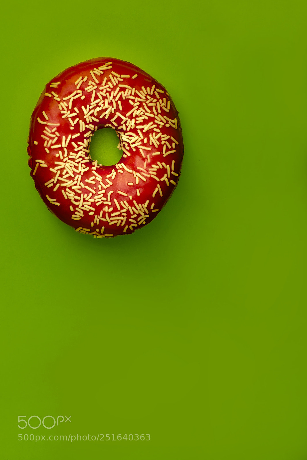 Canon EOS 60D sample photo. Red donut on green photography