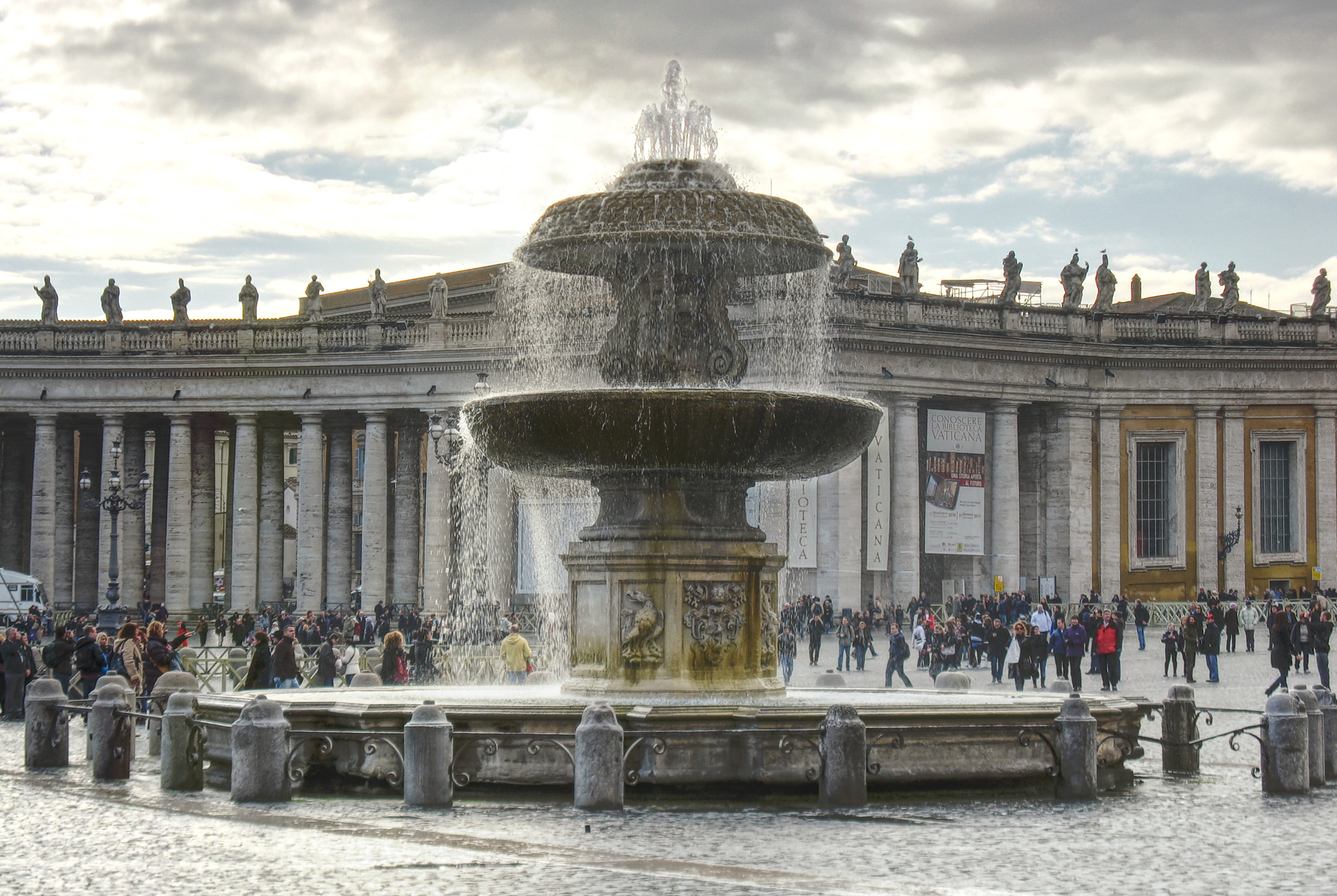 Canon POWERSHOT A720 IS sample photo. Fountain at st. peter's square photography