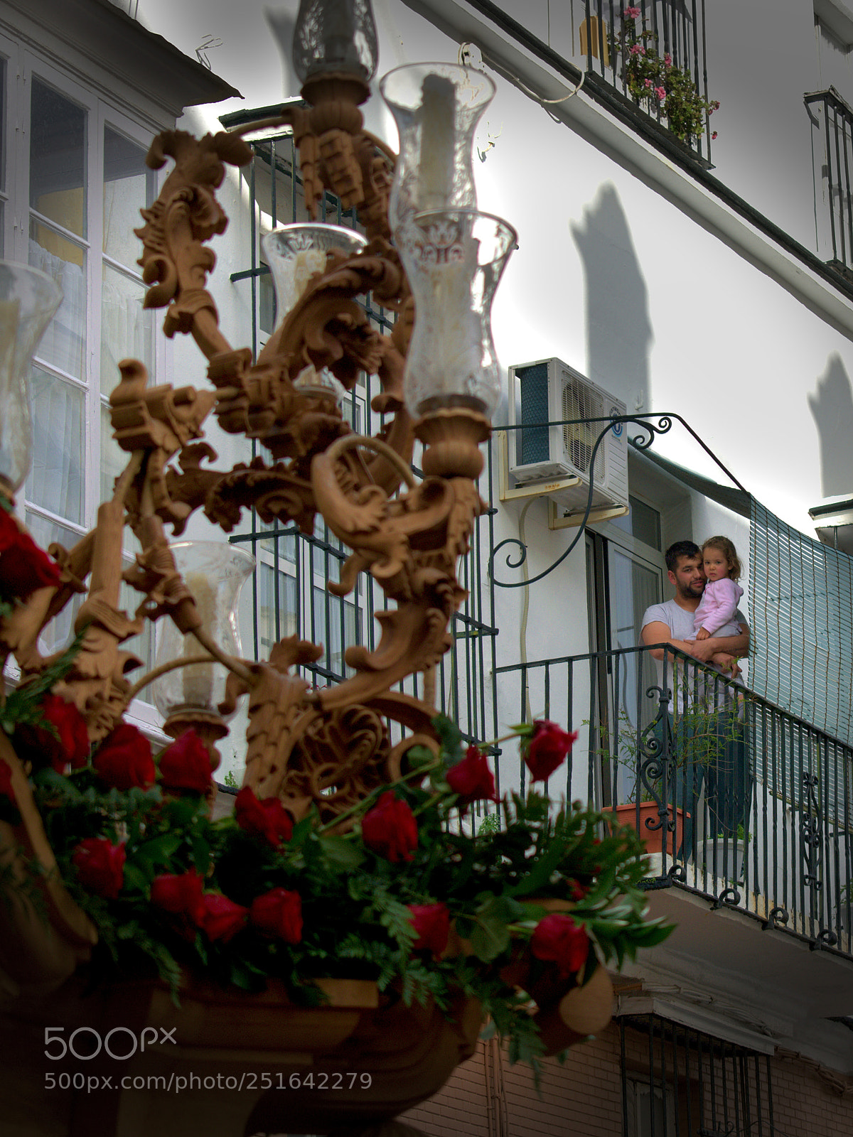 Nikon D5300 sample photo. Observando la procesión. photography