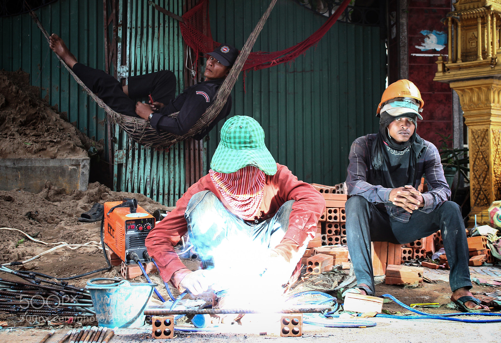 Canon EOS 600D (Rebel EOS T3i / EOS Kiss X5) sample photo. Workers in phnom penh photography