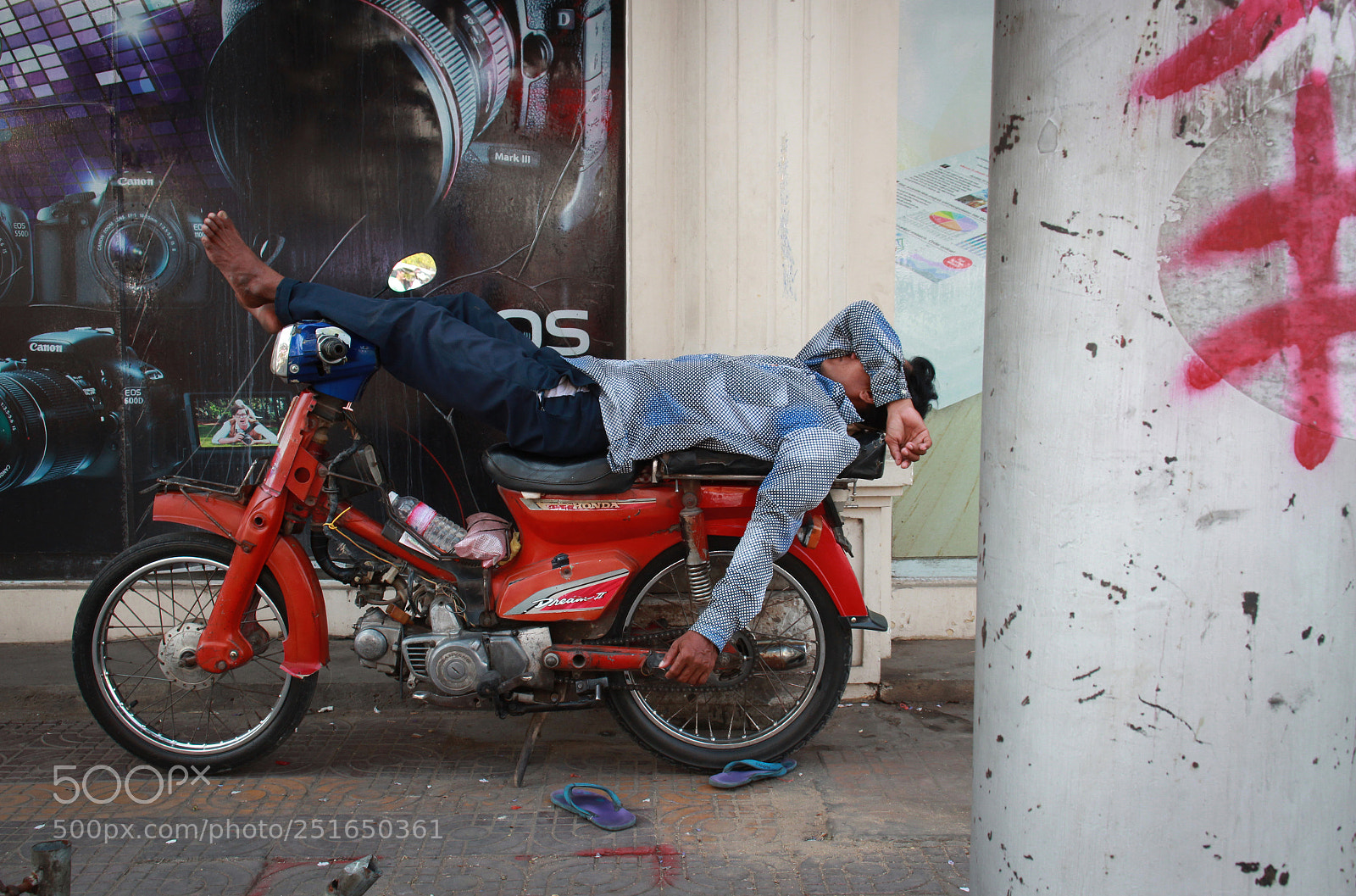 Canon EOS 600D (Rebel EOS T3i / EOS Kiss X5) sample photo. Motodop driver sleeping on photography