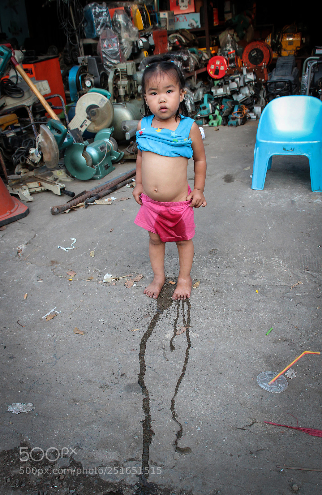 Canon EOS 600D (Rebel EOS T3i / EOS Kiss X5) sample photo. Khmer girl peeing on photography