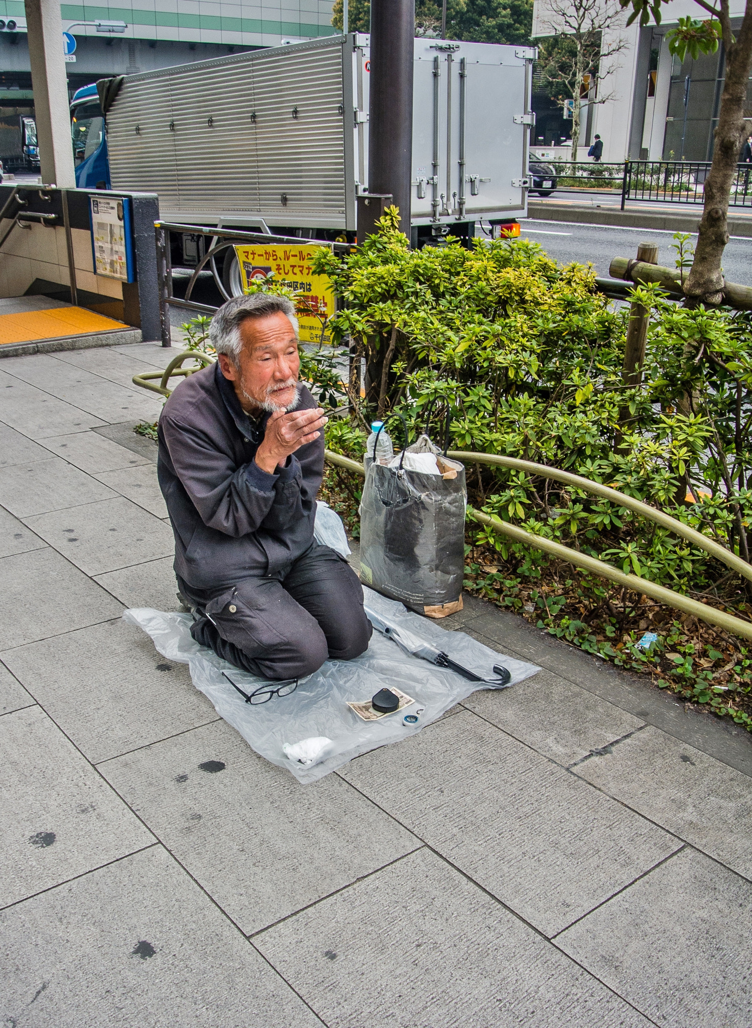 Nikon 1 V1 sample photo. An old man praying at the roadside photography
