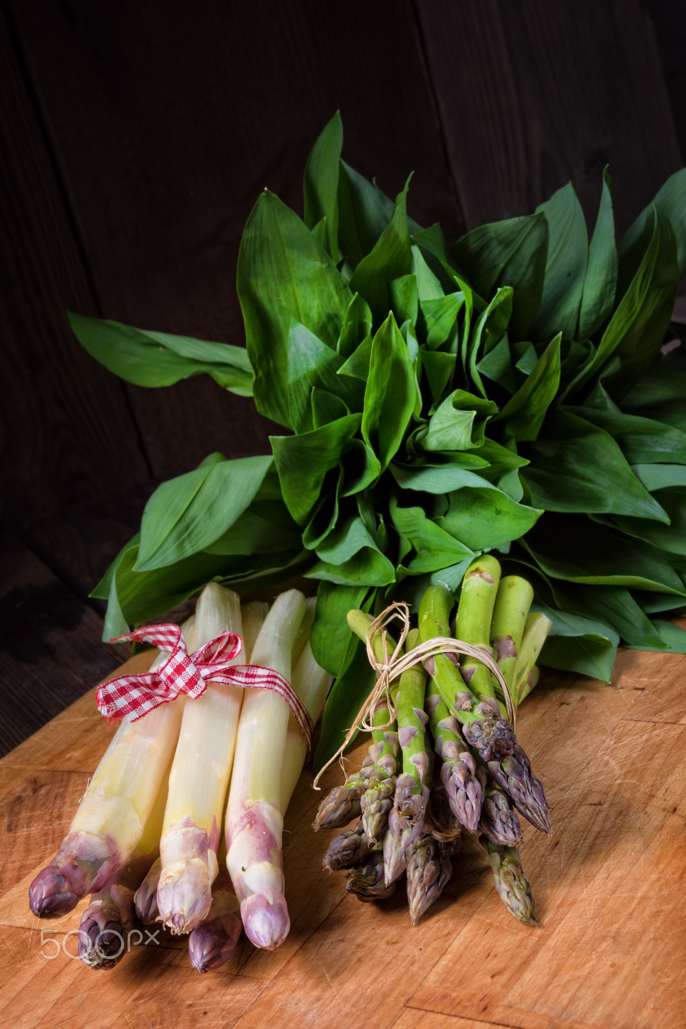Bear's garlic with white and green asparagus