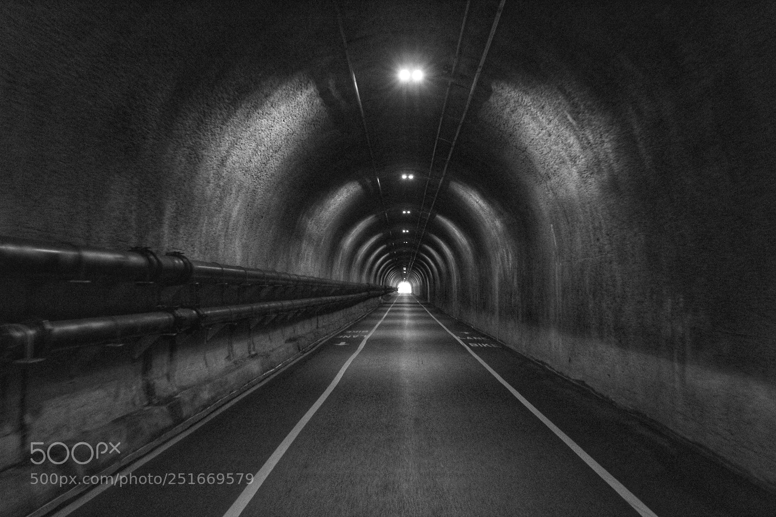 Canon EOS 1300D (EOS Rebel T6 / EOS Kiss X80) sample photo. Tunnel in black & white photography