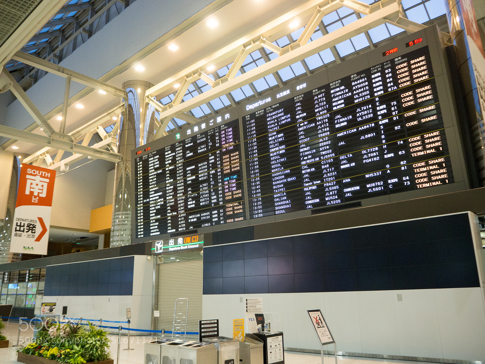 Olympus OM-D E-M10 sample photo. Airport flight schedule photography