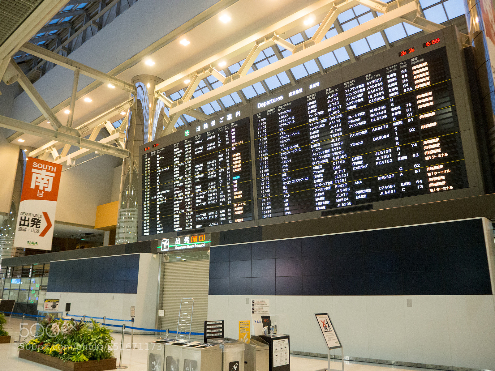 Olympus OM-D E-M10 sample photo. Airport flight schedule photography