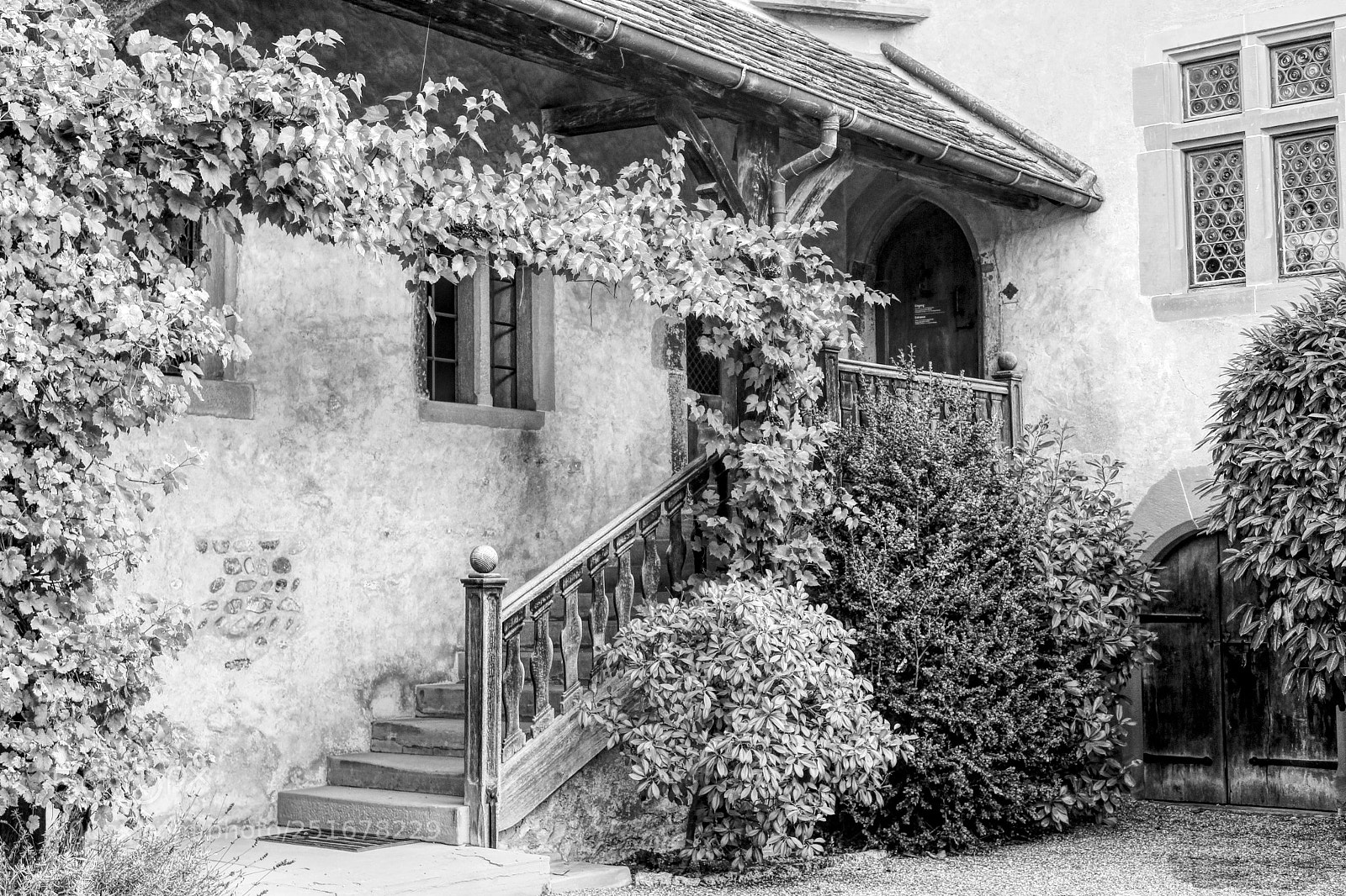 Canon EOS 1200D (EOS Rebel T5 / EOS Kiss X70 / EOS Hi) sample photo. Old house entry photography