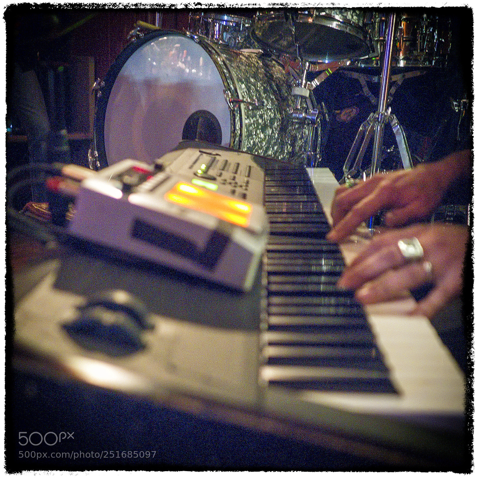 Olympus OM-D E-M10 sample photo. Chaos and keys photography