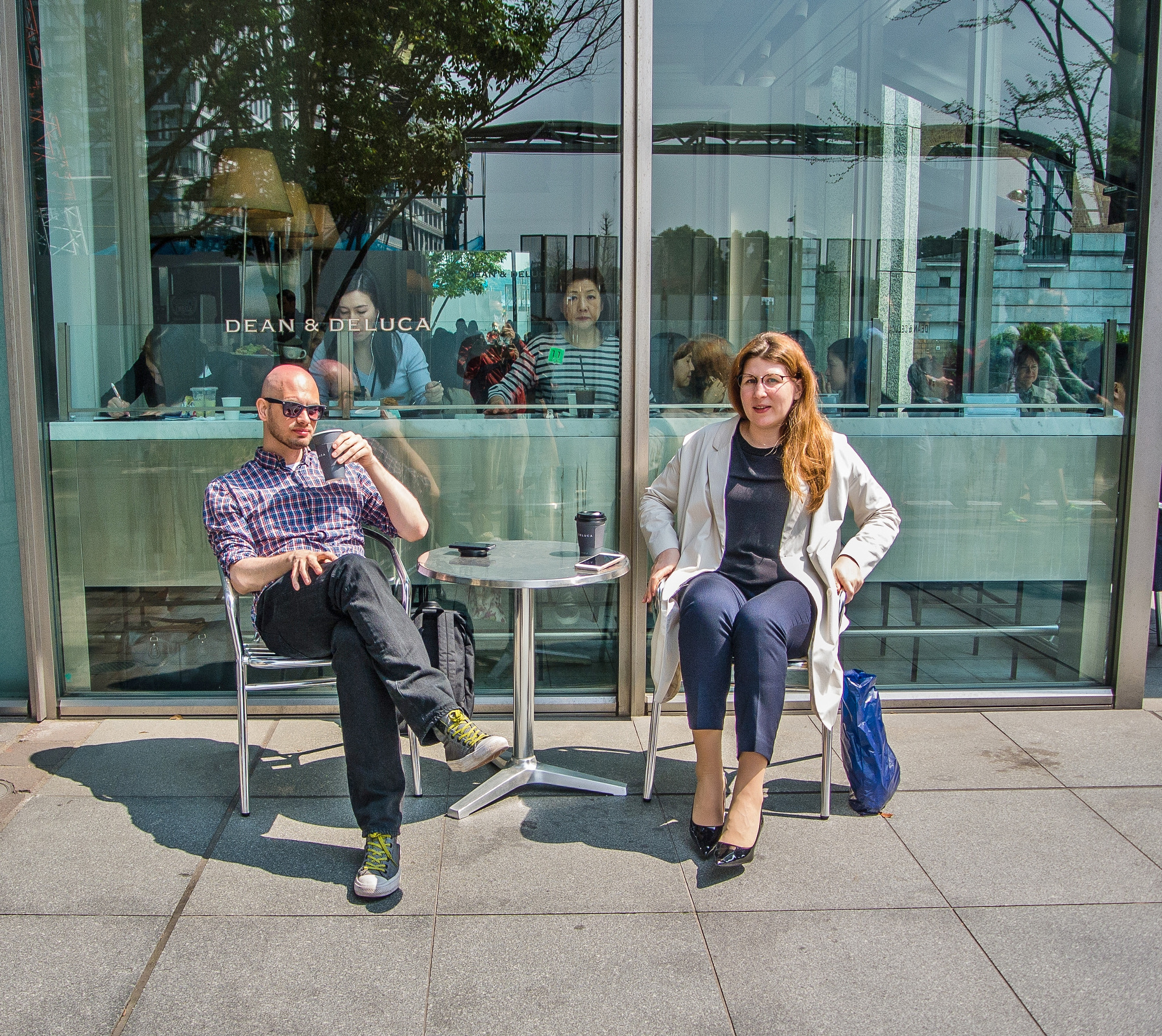 Nikon 1 V1 sample photo. A foreigner relaxing at a cafe photography