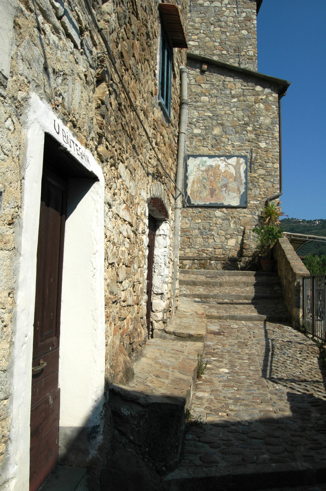 Nikon D70 sample photo. Apricale (im): un caruggio photography