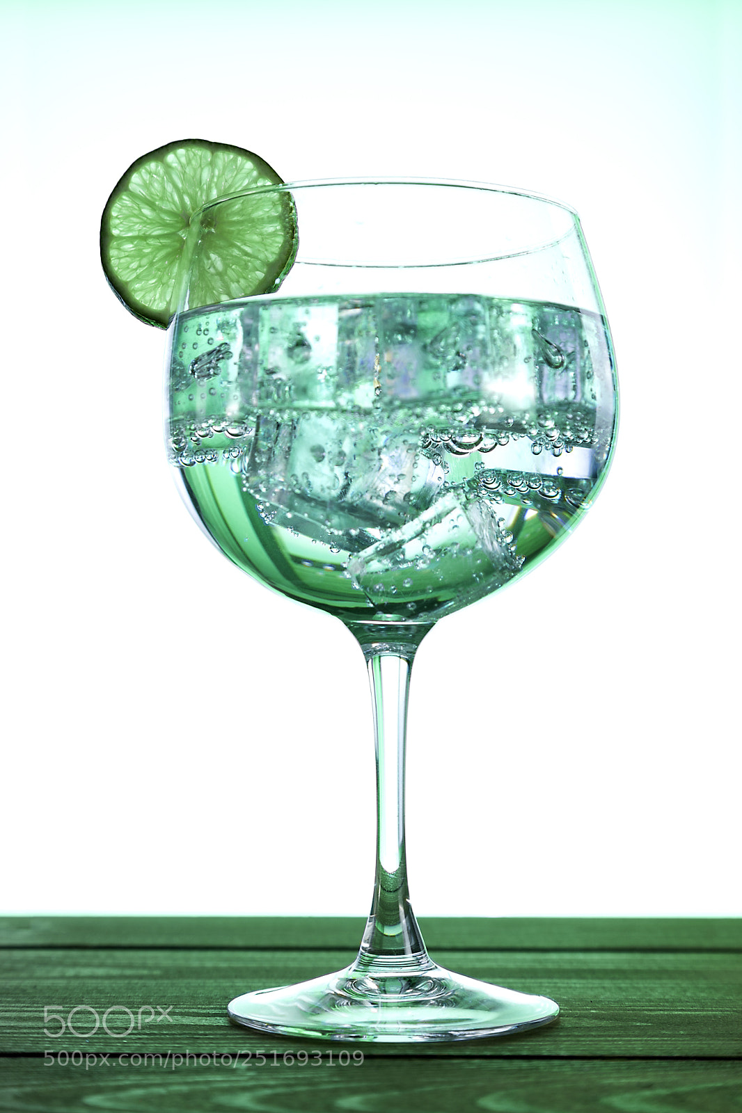 Canon EOS 5D Mark II sample photo. Gin tonic and lime photography