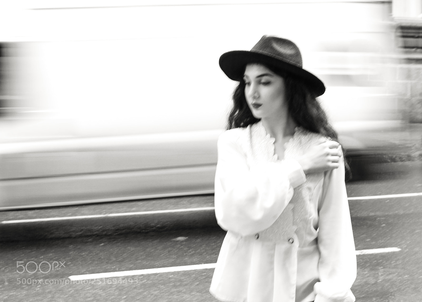 Canon EOS 600D (Rebel EOS T3i / EOS Kiss X5) sample photo. Girl at street photography