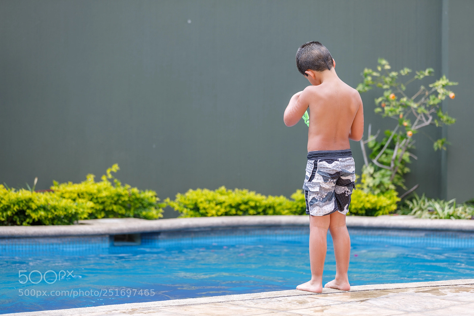 Canon EOS 5D Mark IV sample photo. Going to the pool photography