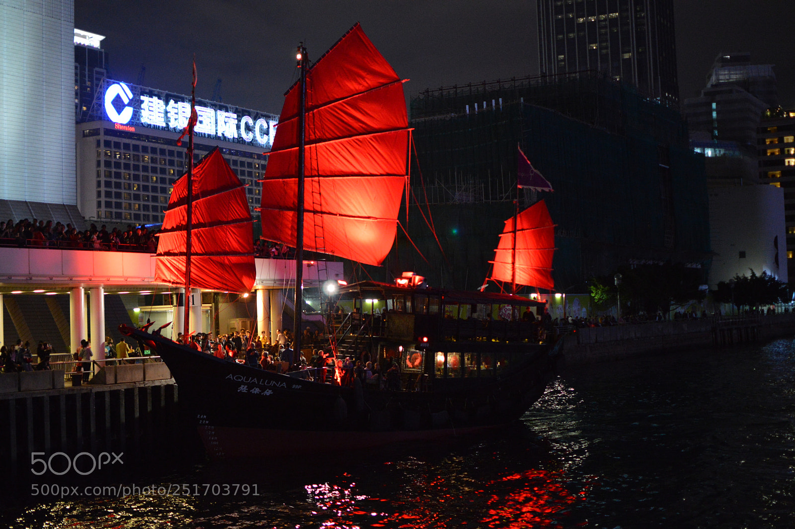 Nikon D3200 + Nikon AF-S DX Nikkor 35mm F1.8G sample photo. A "junk" at kowloon photography