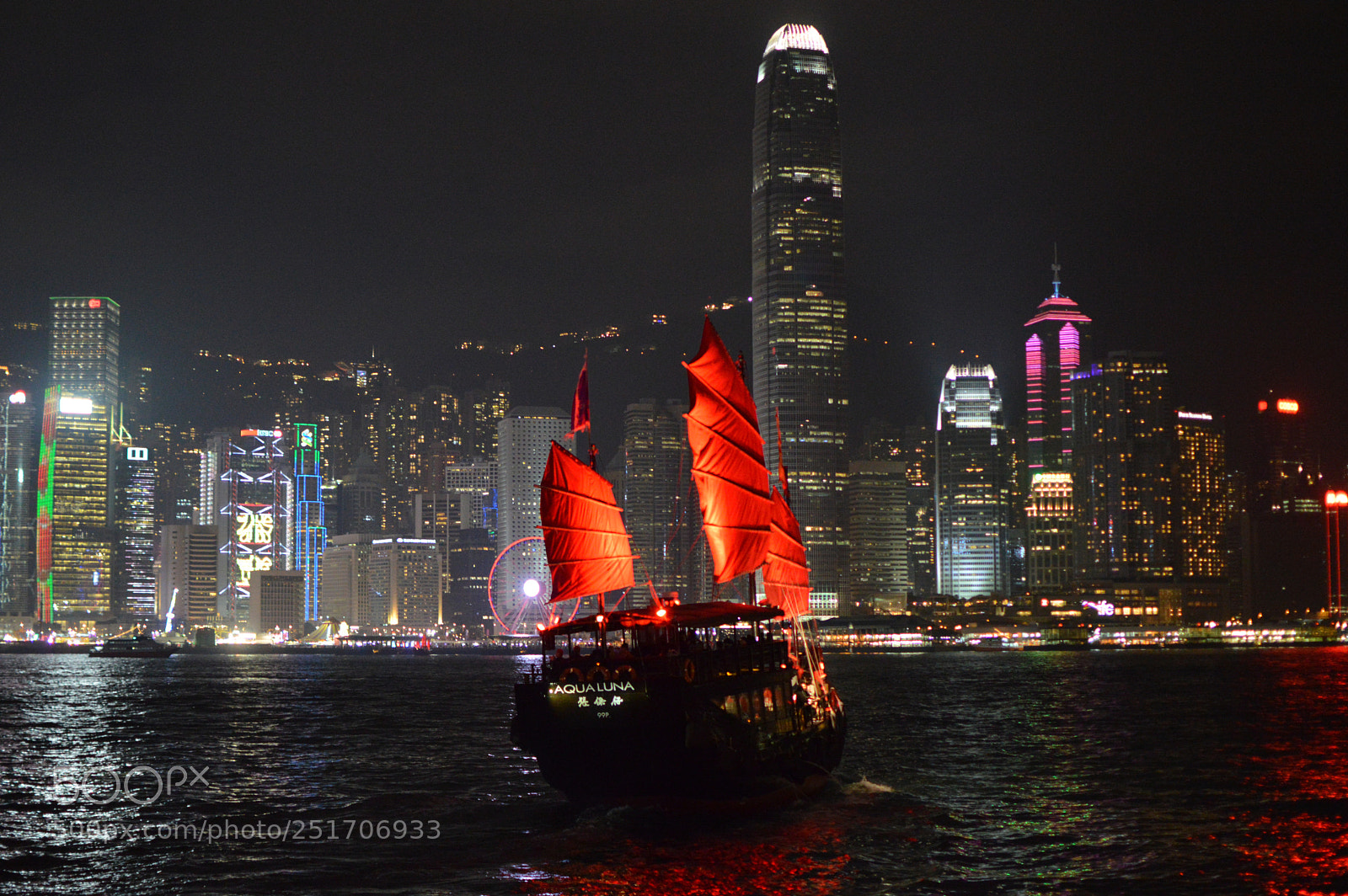 Nikon D3200 + Nikon AF-S DX Nikkor 35mm F1.8G sample photo. Magnificent hong kong on photography