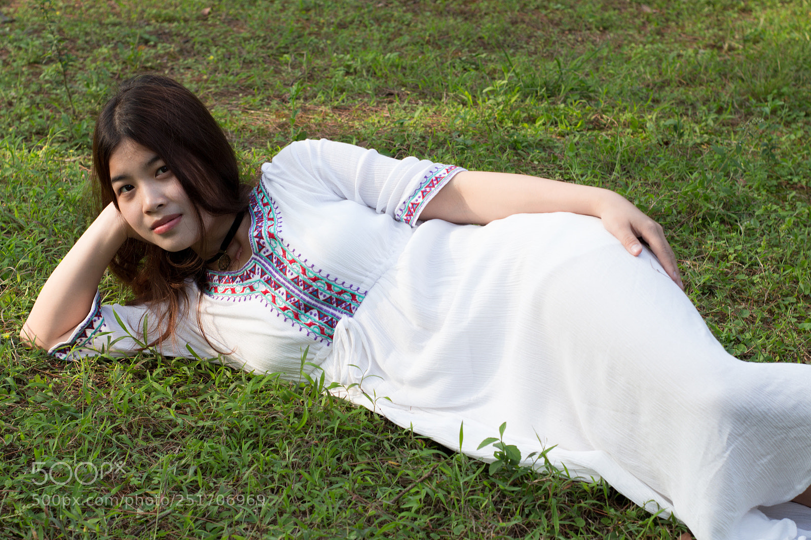 Canon EOS 700D (EOS Rebel T5i / EOS Kiss X7i) sample photo. 草地上的秋丽 photography