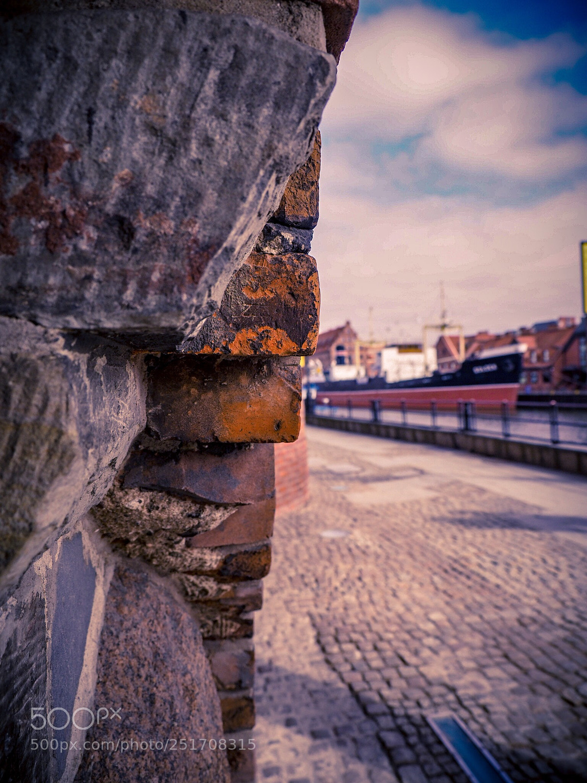 Olympus OM-D E-M1 Mark II sample photo. A brick in the photography