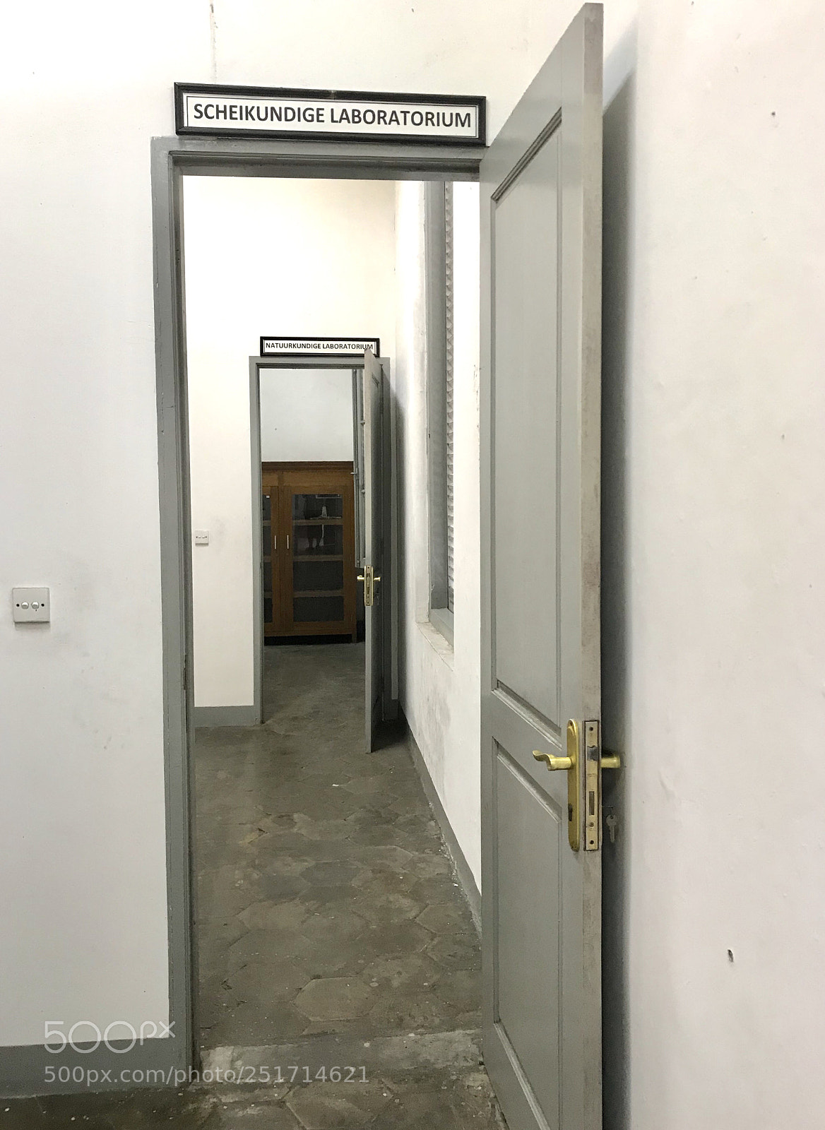 Apple iPhone 7 sample photo. Open door photography
