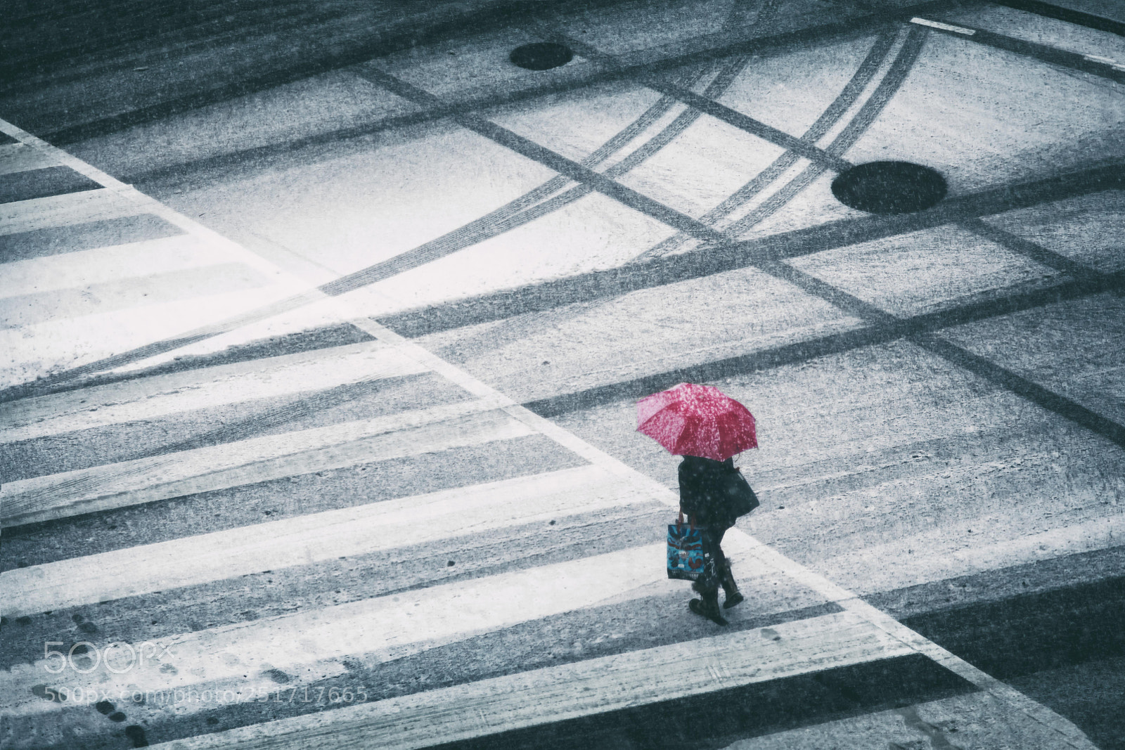 Canon EOS 5D Mark IV sample photo. Red umbrella photography