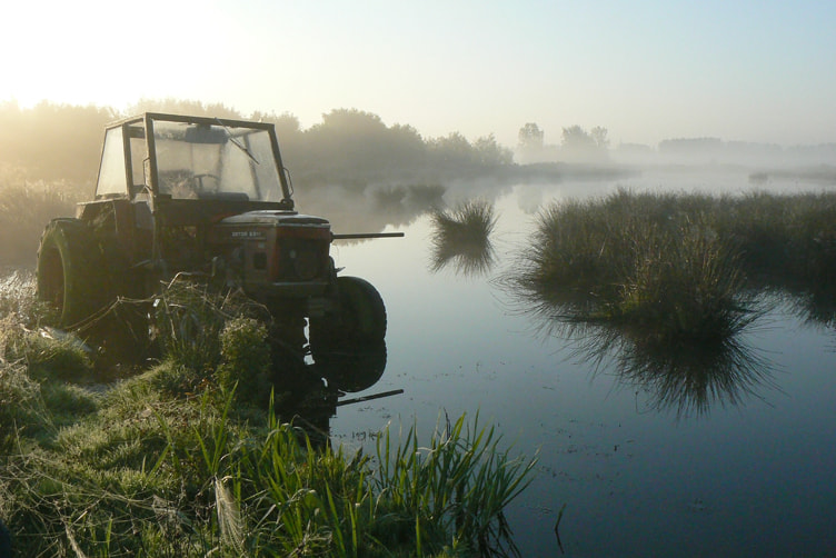 Panasonic DMC-FZ7 sample photo. Marsh with tractor, kalverpolder met tractor photography