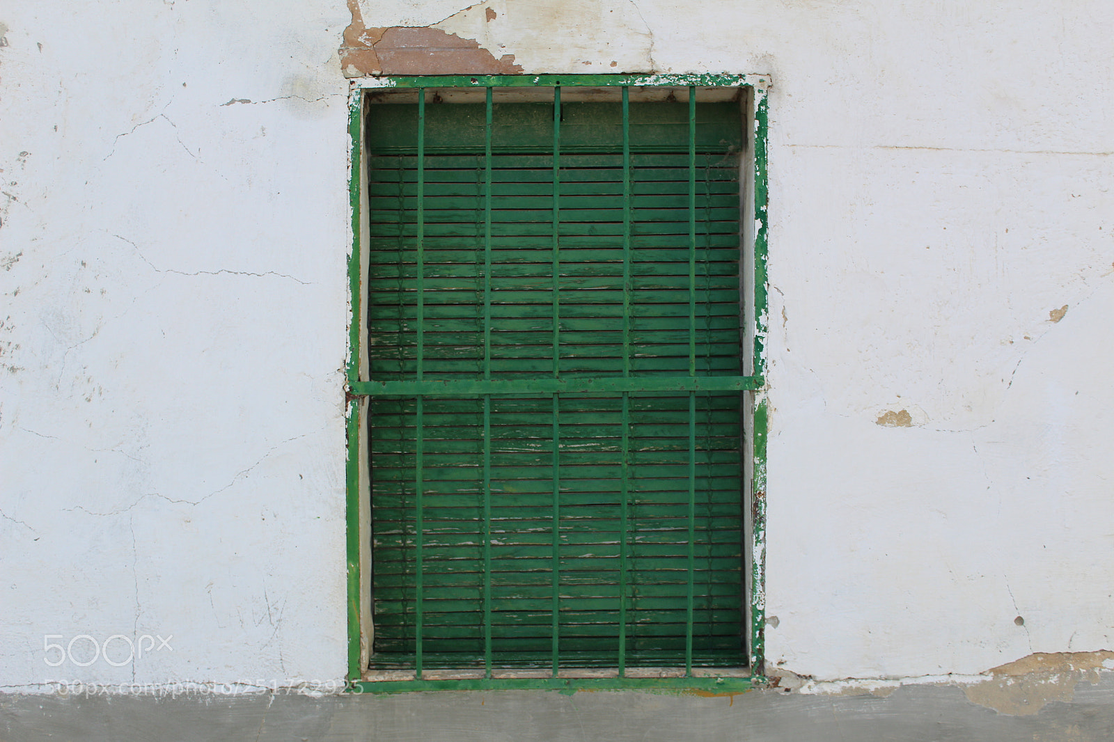 Canon EOS 1300D (EOS Rebel T6 / EOS Kiss X80) sample photo. Ventan verde en blanco photography