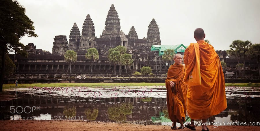Canon EOS 5D Mark II sample photo. Monks in angkor wat photography