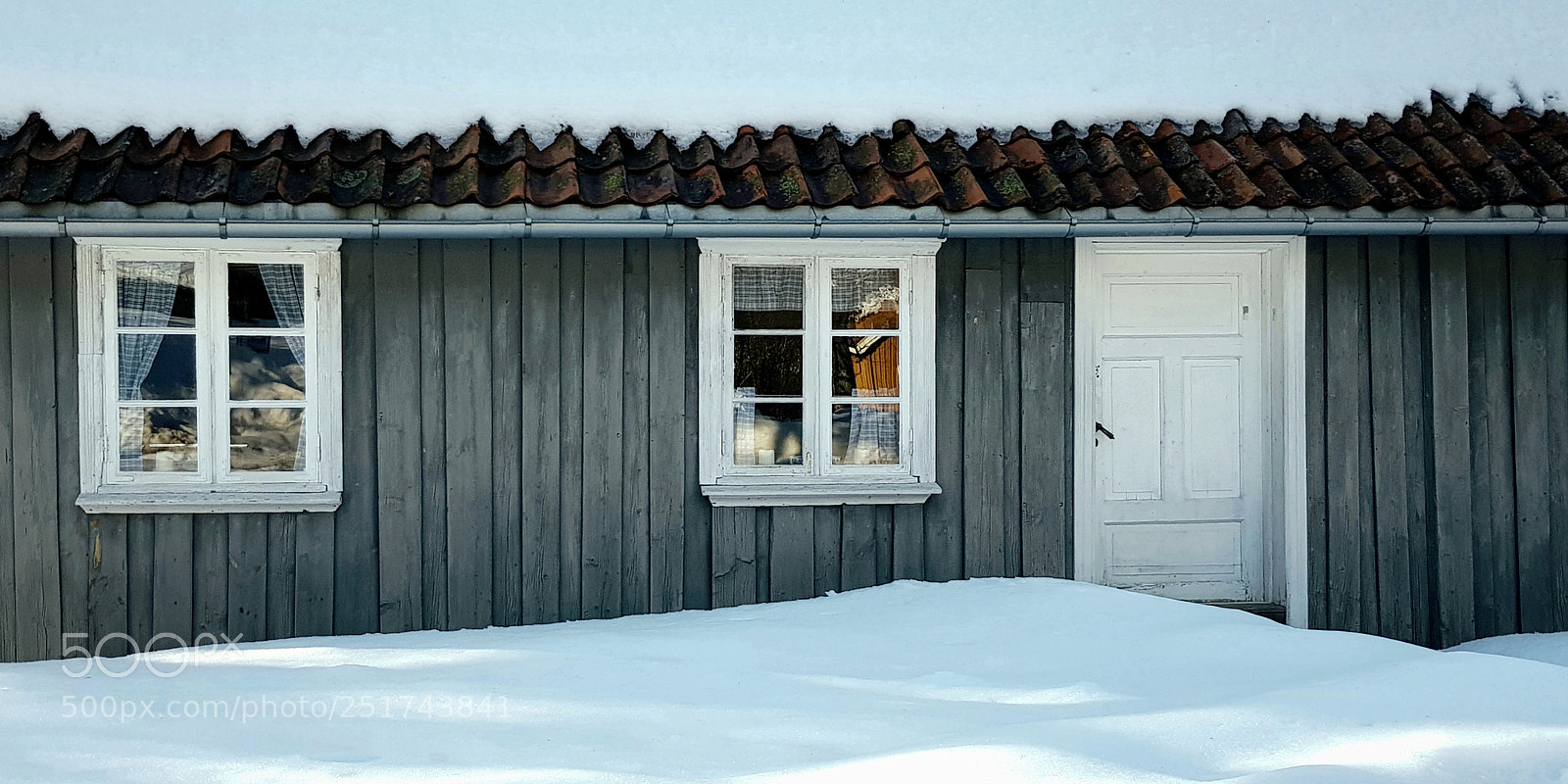 Samsung Galaxy S8 sample photo. Weathered house photography