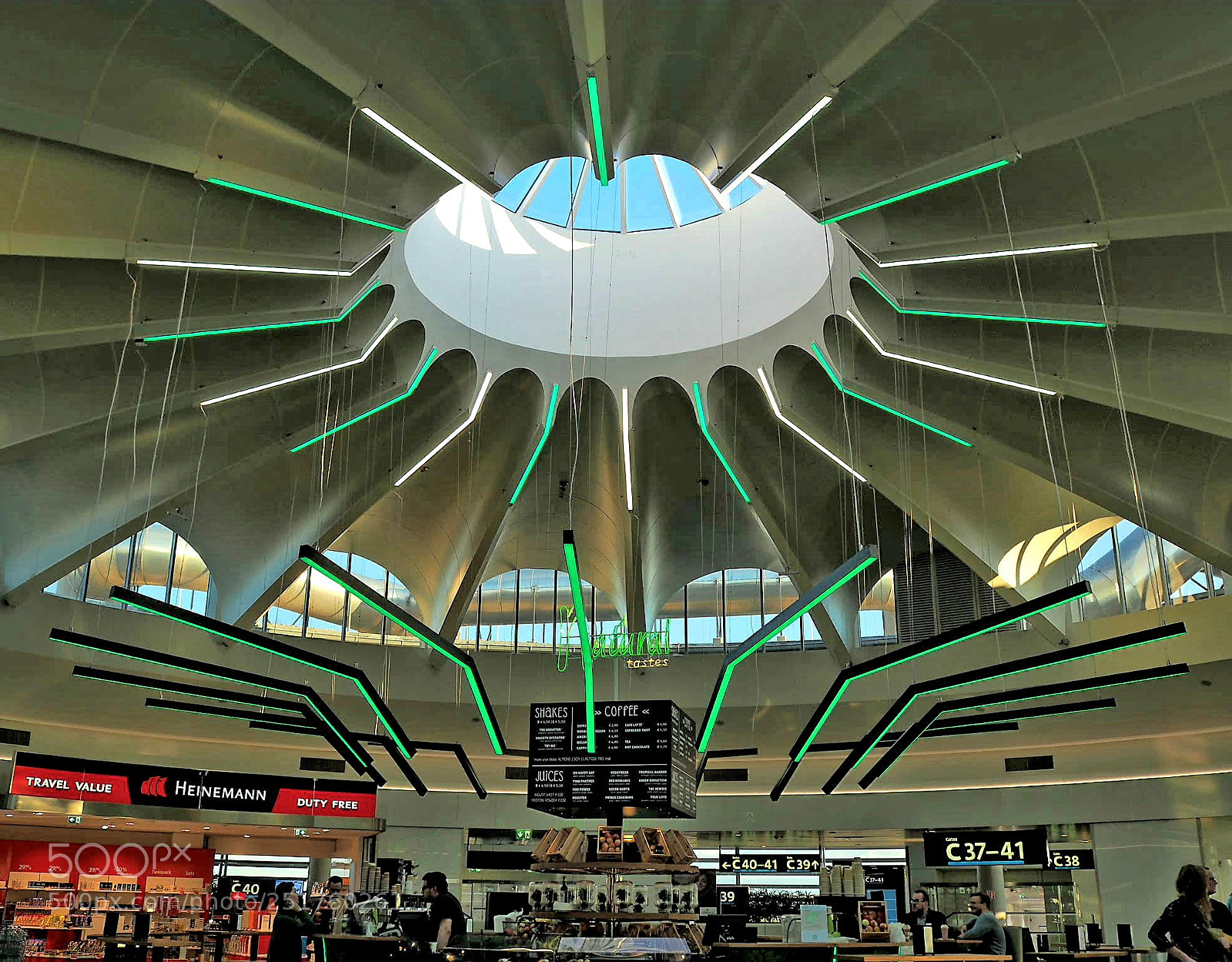 Olympus OM-D E-M10 II sample photo. At the airport vienna photography