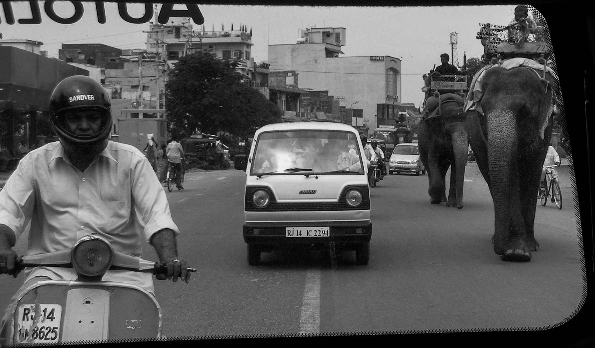 Olympus SP500UZ sample photo. Indian traffic photography