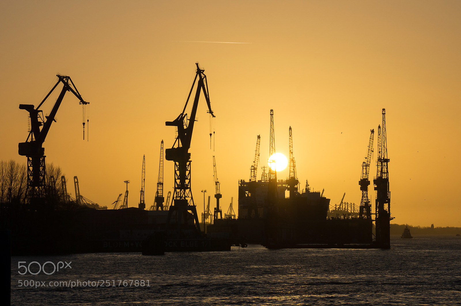 Sony SLT-A77 sample photo. Ships and cranes photography
