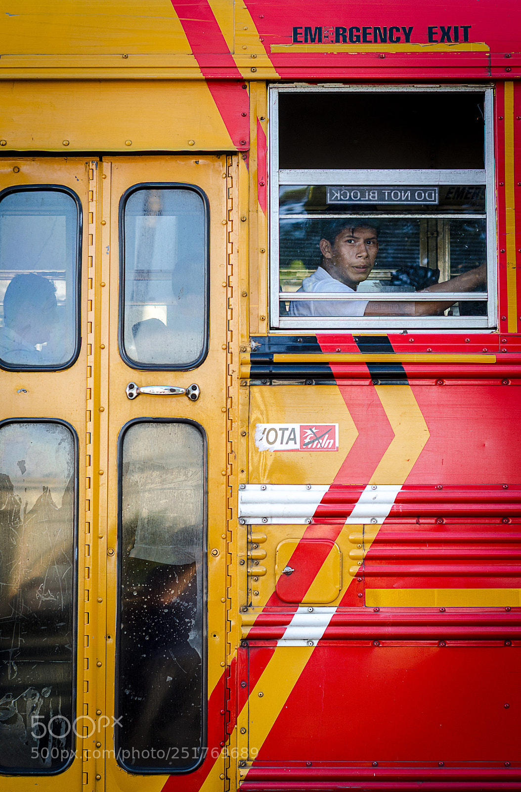 Nikon D7000 sample photo. En el bus in photography
