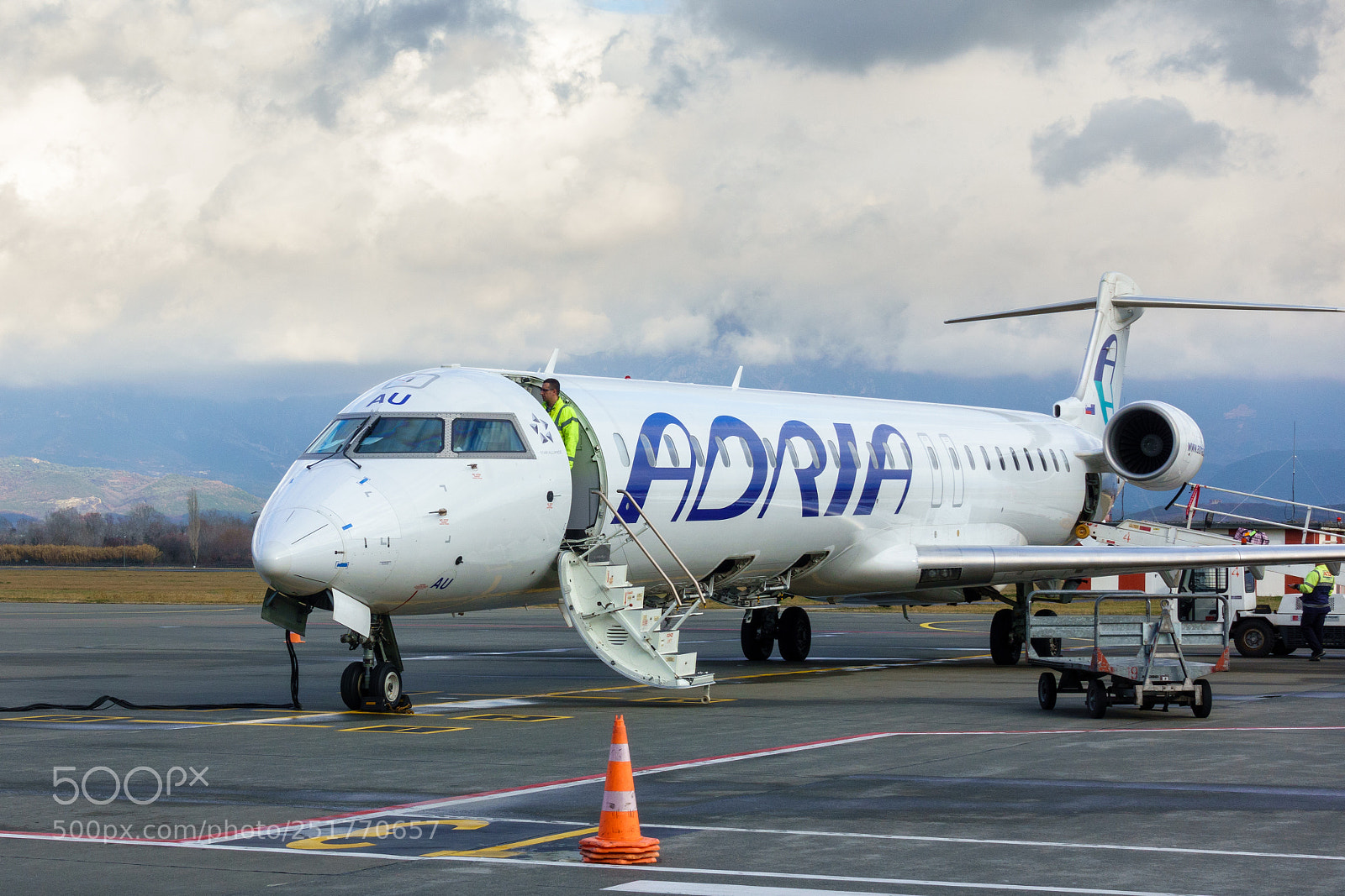 Sony DSC-RX100M5 sample photo. Commercial passenger plane jet photography