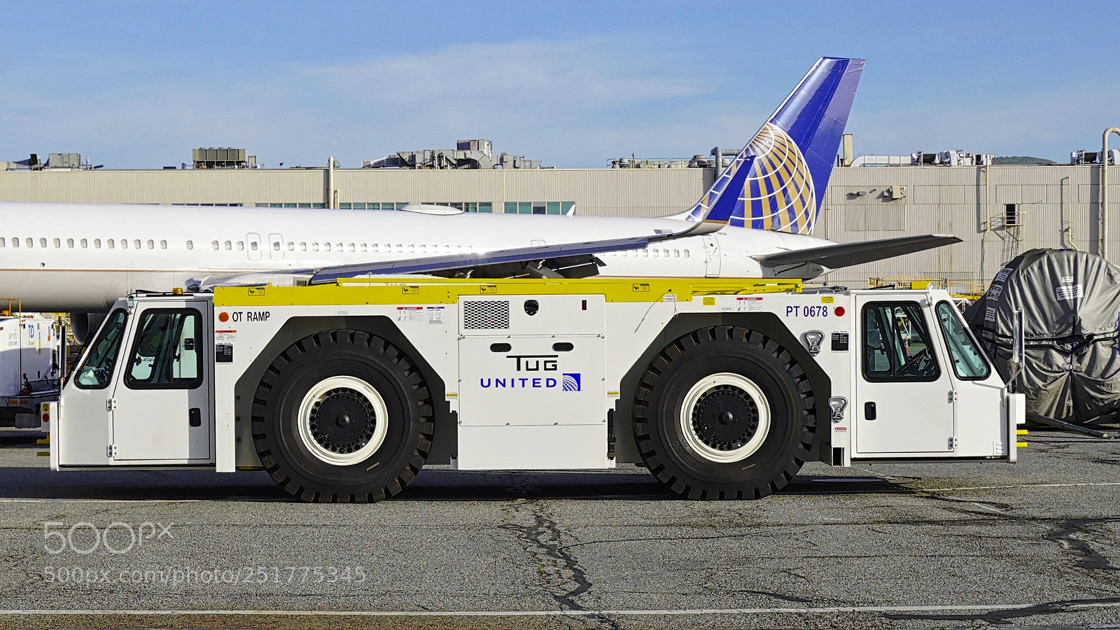 Sony a7R III sample photo. United airlines aircraft tug photography