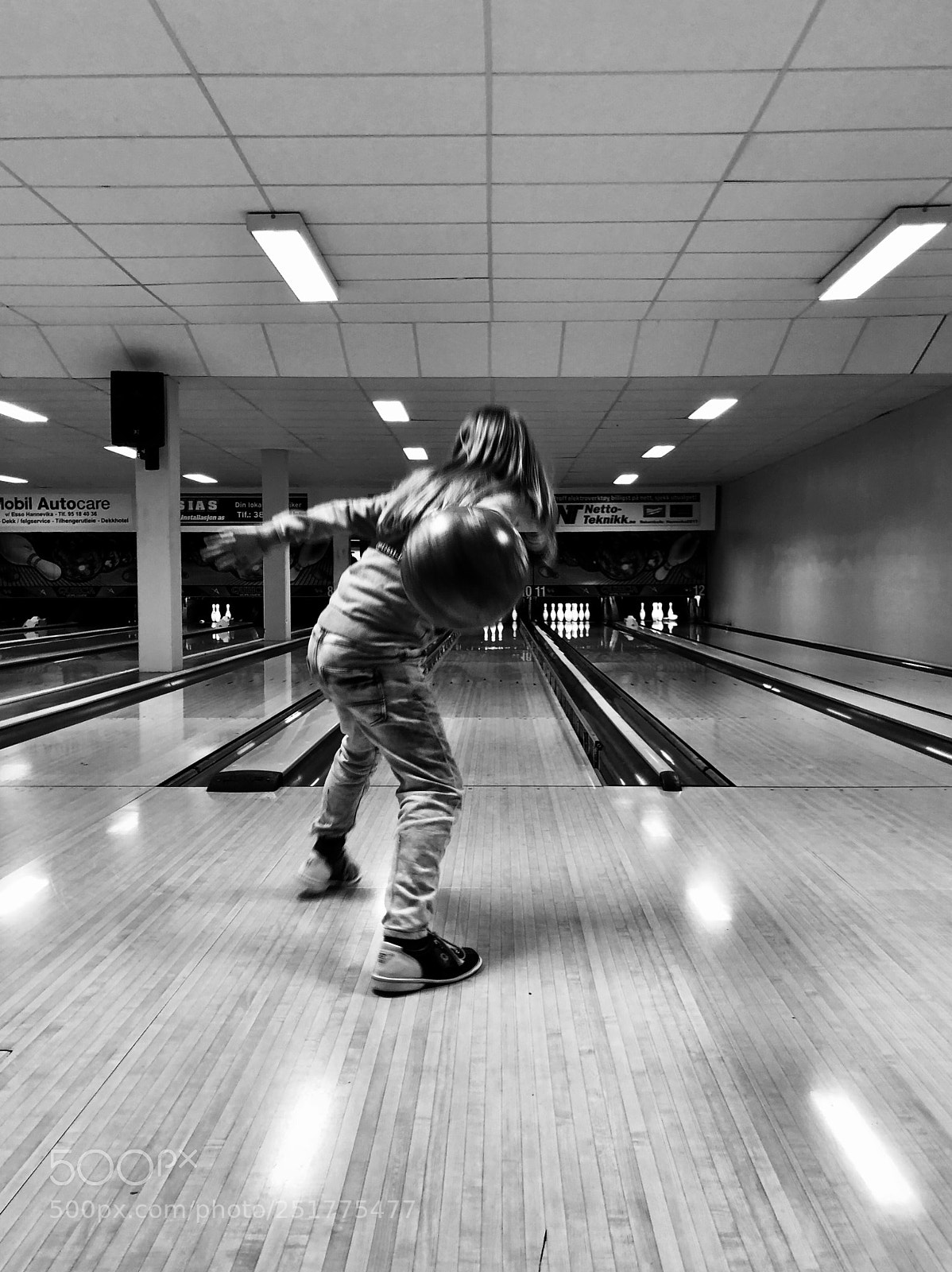 Apple iPhone 8 sample photo. Bowling in black and photography