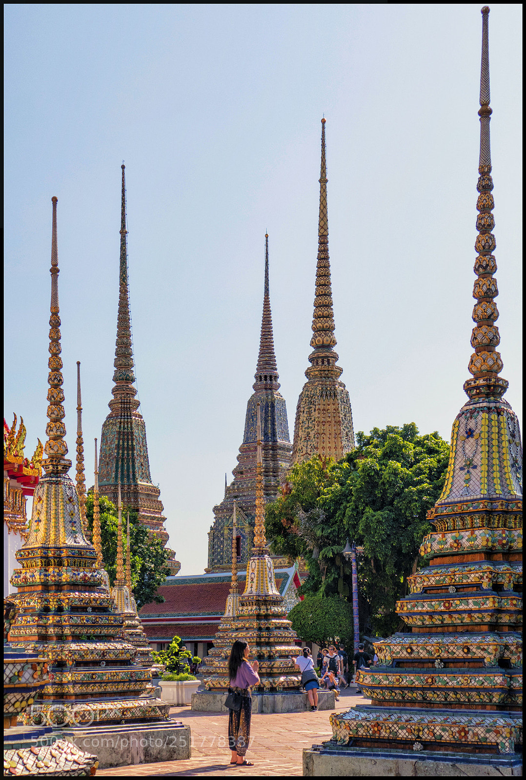 Leica V-Lux (Typ 114) sample photo. Praying in wat phra photography
