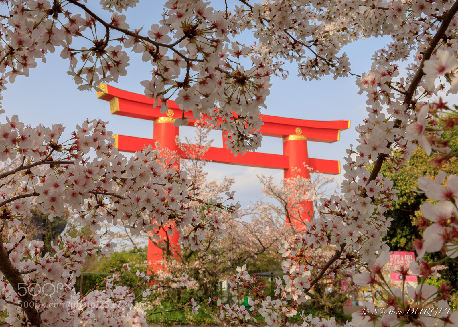 Canon EOS 5D Mark IV sample photo. Gate on sanctuari shinto photography