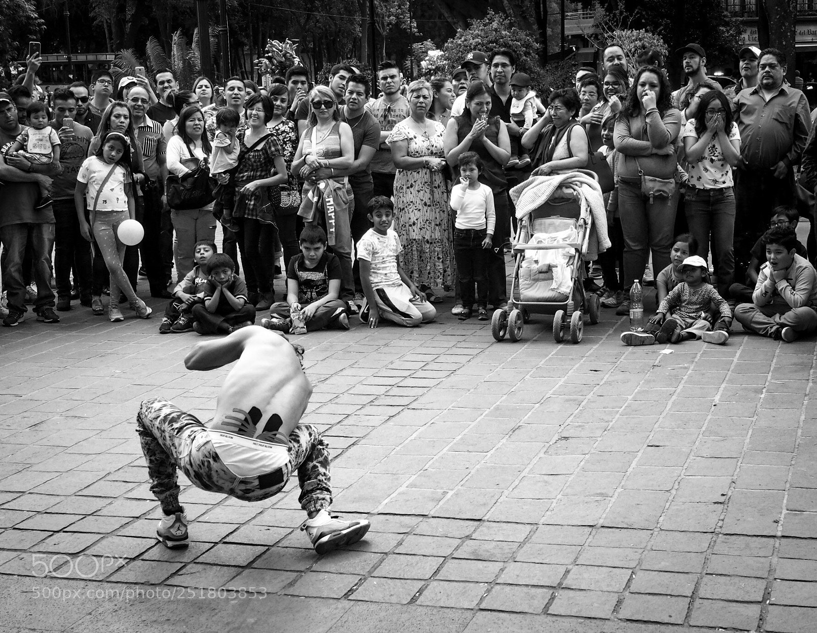 Olympus OM-D E-M5 II sample photo. Coyoacán street show photography