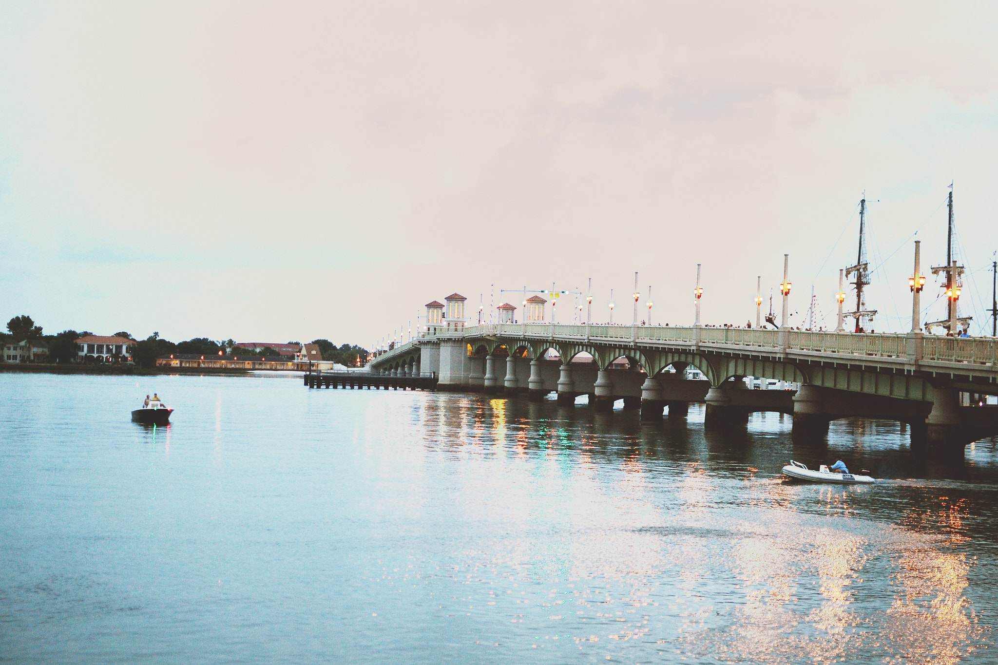 Nikon D3100 + Nikon AF-S DX Nikkor 35mm F1.8G sample photo. Bridge of lions photography