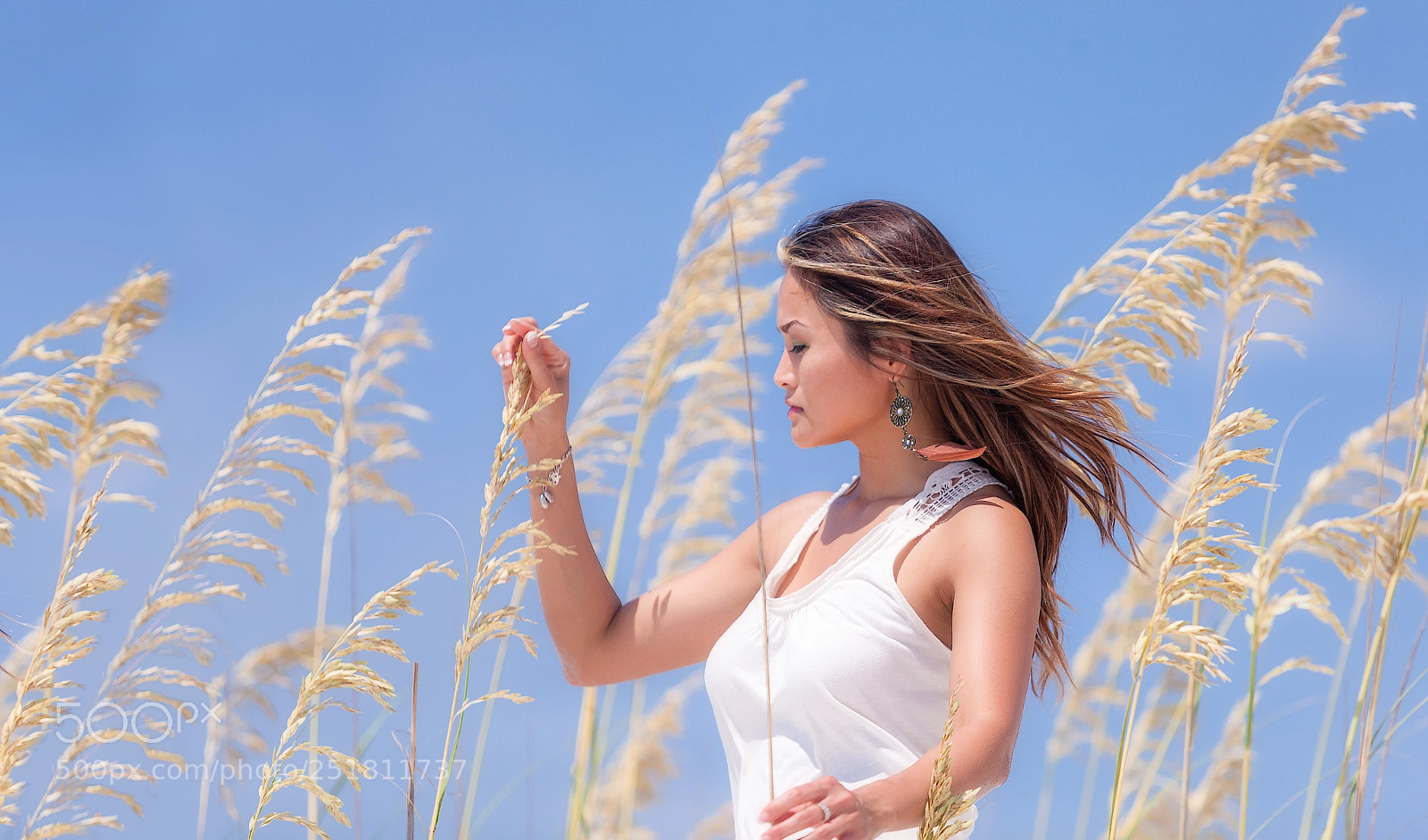 Canon EOS 5D Mark II sample photo. Wheat lady photography