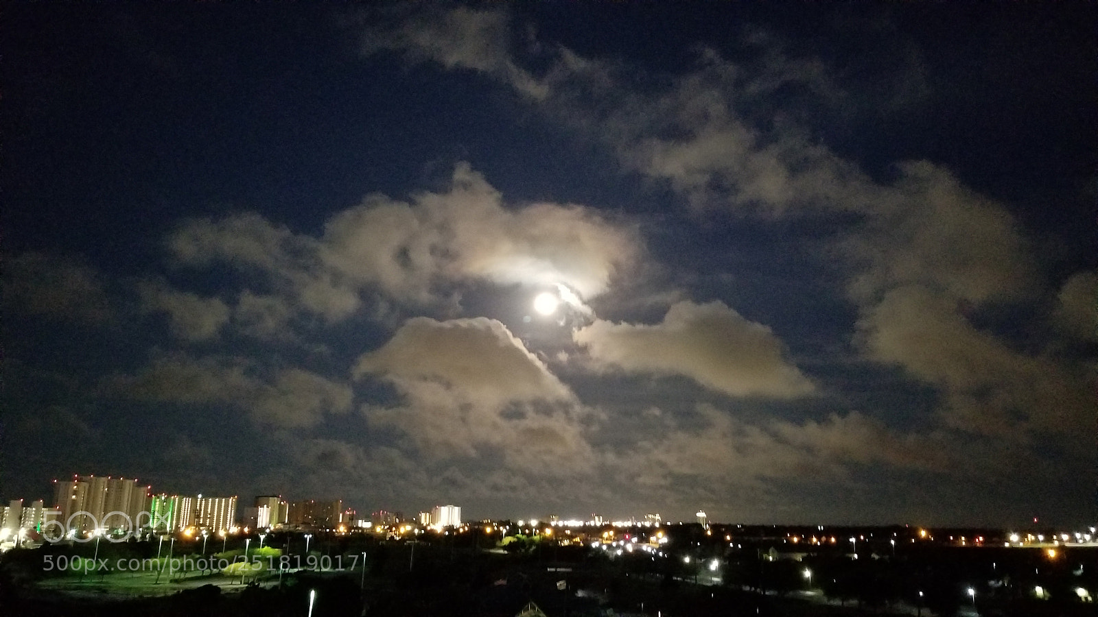 Samsung Galaxy S8 sample photo. Cloudy figures photography
