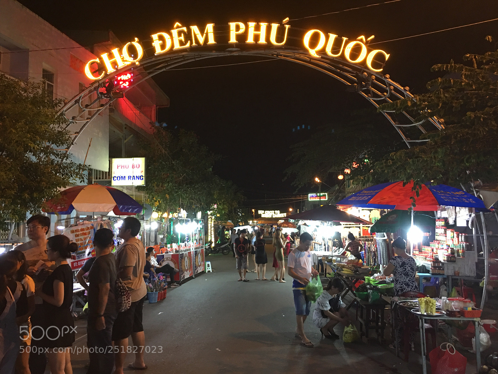 Apple iPhone 6s Plus sample photo. Bach dang market photography