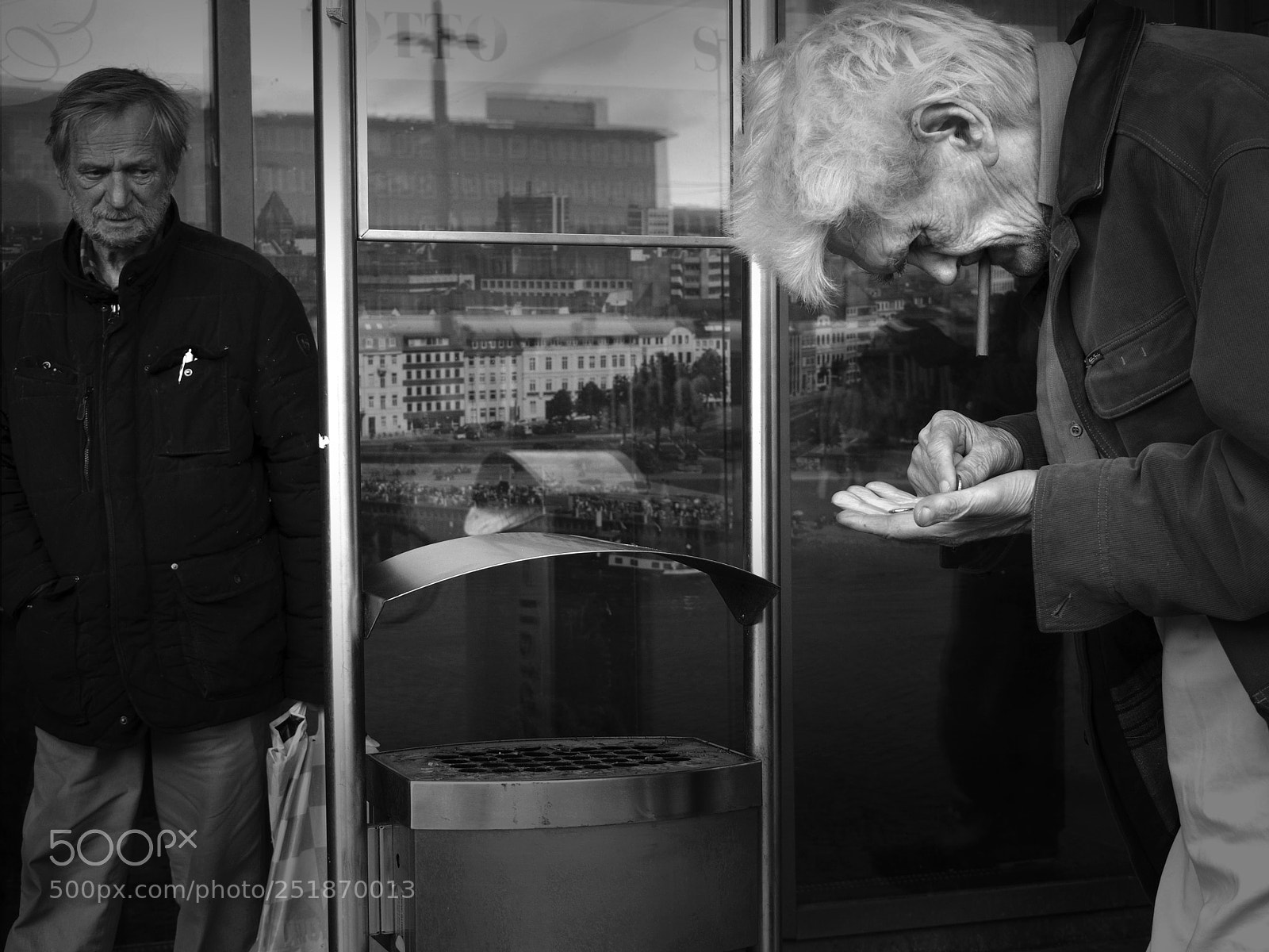 Olympus OM-D E-M10 sample photo. Old man counting money photography