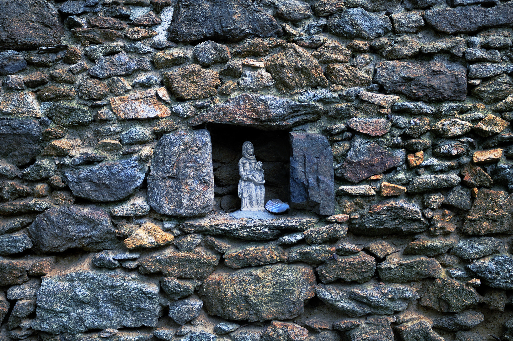 Nikon D300 sample photo. Niche votive de la vierge à l'enfant photography