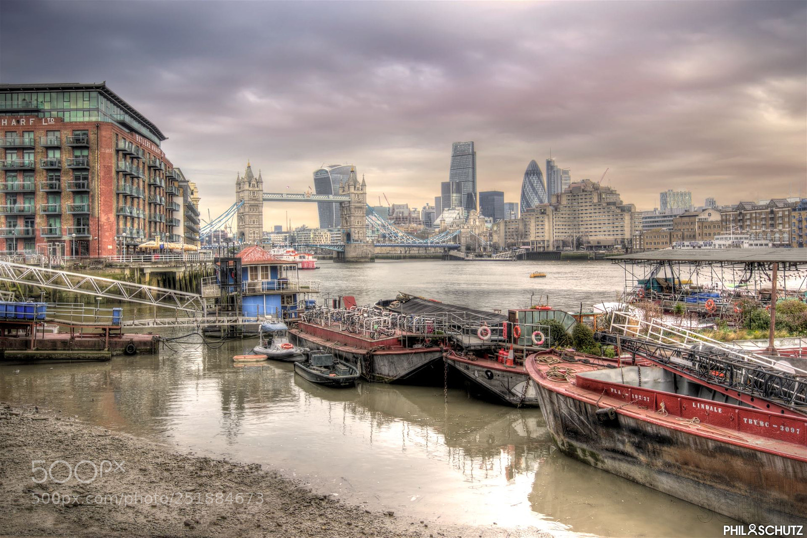 Nikon D3200 sample photo. Les docks 21 - london photography