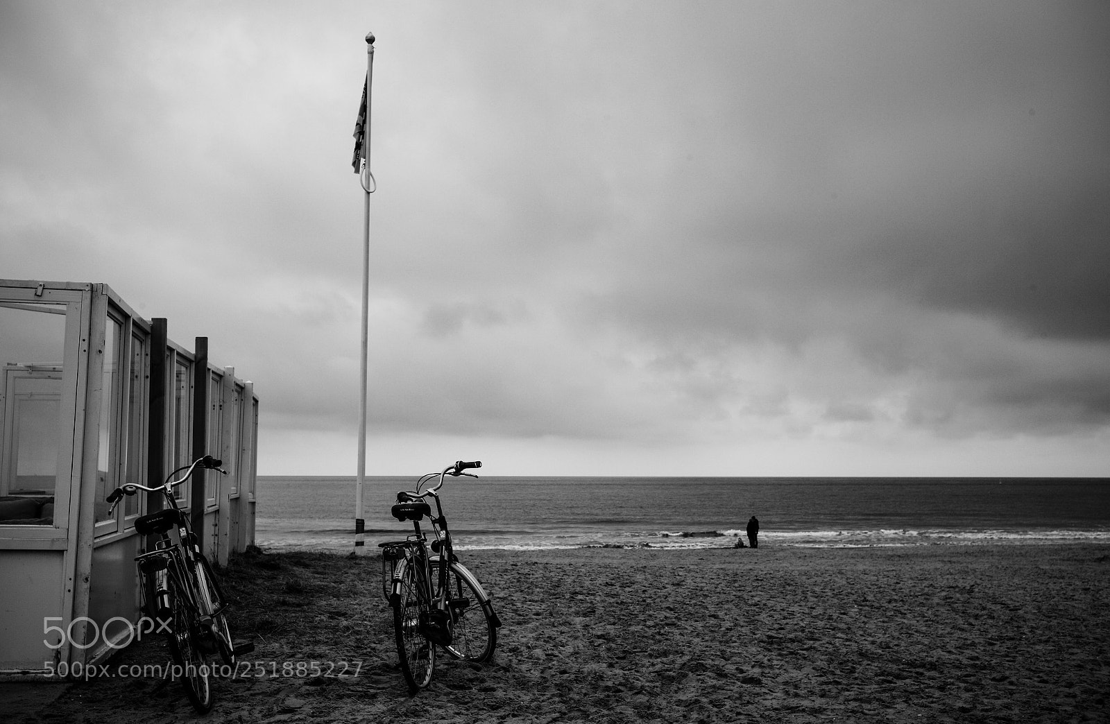 Leica M (Typ 240) sample photo. Two bicycles on sea. photography